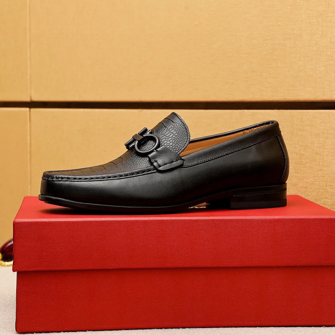 Men's shoes 💰480💰 💐 Product trademark: Ferragamo "Ferragamo" casual leather shoes Regular size: 38-44 (45🉑️customized) Product materials: Selected imported first-layer calfskin embossed upper + luxury hardware buckle, imported water-dyed cow leather lining. Strong three-dimensional visual effect, original outsole color: 1⃣️color optional